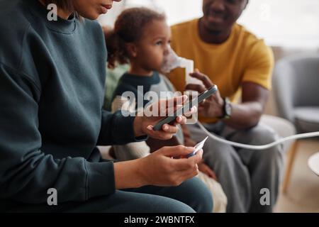 Mère appelant le docteur pour enfant malade Banque D'Images