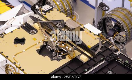 L'hélicoptère mars a été monté sur le rover Perseverance au Kennedy Space Center le 6 avril 2020, pour effectuer les premiers essais planétaires en vol sur mars, prévus pour commencer après l'atterrissage de Perseverance le 18 février 2021. Le lancement est prévu sur la fusée Atlas V 541 depuis Cape Canaveral. Banque D'Images