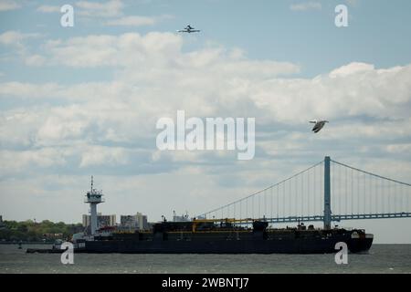 La navette spatiale Enterprise, montée au sommet d'un avion porteur de navette NASA 747 (SCA), est vue alors qu'elle survole le pont Verrazano, vendredi 27 avril 2012, à New York. L'Enterprise est la première navette orbiteuse construite pour la NASA effectuant des vols d'essai dans l'atmosphère et est incapable de voler dans l'espace. Installé à l'origine au Steven F. Udvar-Hazy Center du Smithsonian, l'Enterprise sera démis de la SCA et placé sur une barge qui sera éventuellement déplacée par remorqueur jusqu'à l'Intrepid Sea, Air & Space Museum en juin. Banque D'Images