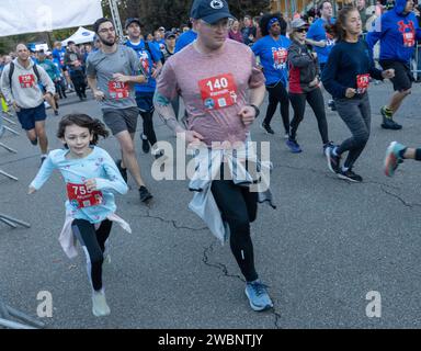 Plus de 37 000 participants se sont joints à la journée portes ouvertes Langley de la NASA, en commençant par la course annuelle de marche lunaire de 5 km. Le pilote du X-59 Nils Larson et l'astronaute Victor Glover ont participé au hangar Langley, animé par Clayton Turner, directeur du Centre. Banque D'Images