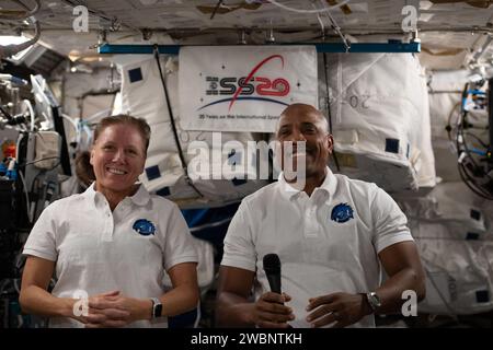 Expédition 64 Shannon Walker et Victor Glover, ingénieurs de vol, discutent avec des commentateurs de radio et de télévision à bord de la Station spatiale internationale le 18 décembre 2020. Banque D'Images