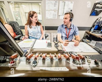 Le 22 juin 2017, les ingénieurs et techniciens du Johnson Space Center de la NASA ont effectué un test de combinaison intégrée à la pression sous vide pour la combinaison spatiale Orion, évaluant l'intégration du support de vie, la fonctionnalité de sortie dans l'espace et la performance dans une chambre à vide thermique simulant les conditions de l'engin spatial. Banque D'Images