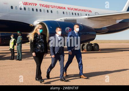 Expédition 64 membres de l'équipage principal, l'astronaute de la NASA Kate Rubins, à gauche, le cosmonaute russe Sergey Ryzhikov de Roscosmos, au centre, et le cosmonaute russe Sergey Kud-Sverchkov de Roscoscoscosmos arrivent à Baïkonour, au Kazakhstan, du Centre d'entraînement des cosmonautes Gagarines, le dimanche 27 septembre 2020. Leur lancement est prévu depuis le cosmodrome de Baïkonour sur une fusée Soyouz le 14 octobre. Banque D'Images