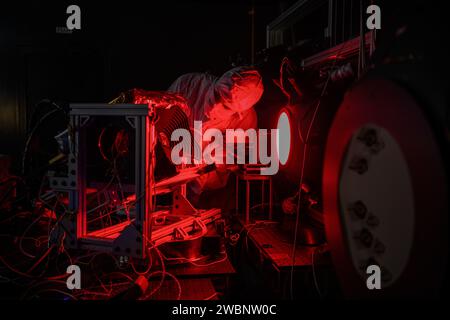 Un ingénieur a inspecté l'instrument HARP2 pendant l'étalonnage au Goddard Space Flight Center de la NASA le 4 octobre 2022. HARP2, conçu et construit par l'Institut de la Terre et de l'espace de l'UMBC, fait partie de l'observatoire PACE de la NASA pour étudier le plancton, les aérosols, les nuages et les écosystèmes océaniques. Banque D'Images