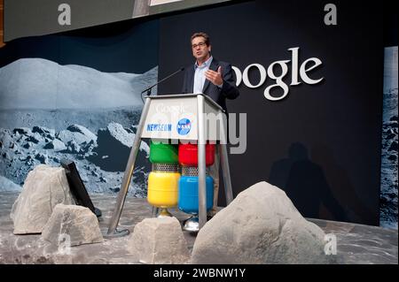 Miles O'Brien, ancien correspondant scientifique et technologique en chef de CNN, prend la parole lors d'une conférence de presse, lundi 20 juillet 2009, annonçant le lancement de Moon dans Google Earth, un atlas immersif en 3D de la Lune, accessible dans Google Earth 5,0, lundi 20 juillet 2009, au Newseum de Washington. Banque D'Images