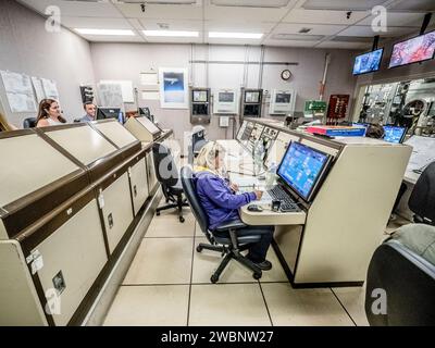 Le 22 juin 2017, les ingénieurs et techniciens du Johnson Space Center de la NASA ont effectué un test de combinaison intégrée à la pression sous vide pour la combinaison spatiale Orion, évaluant l'intégration du support de vie, la fonctionnalité de sortie dans l'espace et la performance dans une chambre à vide thermique simulant les conditions de l'engin spatial. Banque D'Images