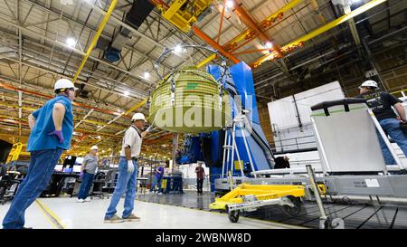 Le 24 juillet 2018, les techniciens de Lockheed Martin à l'usine de montage Michoud de la NASA à la Nouvelle-Orléans ont terminé la soudure finale sur le récipient sous pression du module d'équipage Orion pour Artemis II, le premier vol Orion avec des astronautes conçu pour voyager plus profondément dans le système solaire. Banque D'Images