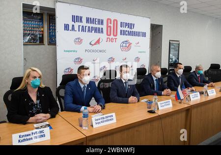 De gauche à droite, les membres de l'équipage principal de l'expédition 64, l'astronaute Kate Rubins de la NASA, le cosmonaute russe Sergey Kud-Sverchkov de Roscosmos, et le cosmonaute russe Sergey Ryzhikov de Roscosmos, et les membres de l'équipage de secours de l'expédition 64, le cosmonaute russe Oleg Novitskiy de Roscosmonaute russe Petr Dubrov de Roscosmos, et l’astronaute de la NASA Mark Vande Hei, sont vus lors d’une conférence de presse avant le lancement de l’équipe principale depuis le cosmodrome de Baïkonour, jeudi 24 septembre 2020 au Centre d’entraînement des cosmonautes Gagarine (GCTC) à Star City, en Russie. Banque D'Images