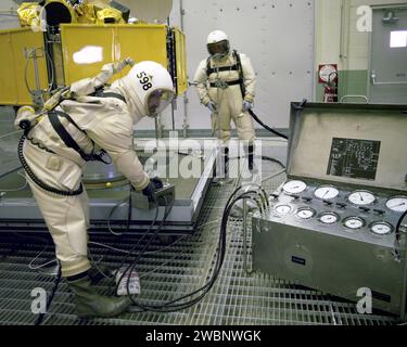 CAP CANAVERAL, Floride. -- des techniciens en combinaisons de protection ont chargé le vaisseau spatial Symphonie-B avec des propergols dans l'installation de Spin Test de la Station aérienne de Cape Canaveral aujourd'hui. Le satellite expérimental franco-allemand de communications doit être lancé par la Direction des opérations de lancement sans pilote du KSC à bord d'une fusée Delta du complexe 17 fin août ou début septembre. Le satellite sera placé sur une orbite synchrone à 22 300 miles au-dessus de l'équateur au sud de la "Bulge" ouest-africaine, rejoignant Symphonie-1 dans la gestion des communications entre les stations au sol en Europe, Amérique du Sud, portions Banque D'Images