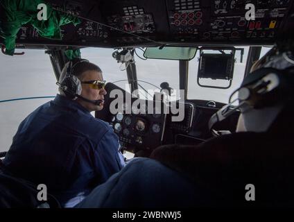 Un pilote d’hélicoptère MI-8 russe vole vers la zone d’atterrissage prévue du vaisseau spatial Soyouz MS-13 de l’équipage de l’expédition 61 près de la ville de Zhezkazgan, au Kazakhstan, le jeudi 6 février 2020. Christina Koch est retournée sur Terre après avoir enregistré 328 jours dans l'espace --- le plus long vol spatial de l'histoire par une femme --- en tant que membre des expéditions 59-60-61 sur la Station spatiale internationale. Le cosmonaute de Roscosmos Alexander Skvortsov et l'astronaute de l'ESA Luca Parmitano sont revenus après 201 jours dans l'espace où ils ont servi comme membres d'équipage de l'expédition 60-61 à bord de la station. Banque D'Images