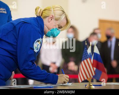 L’astronaute de la NASA de l’expédition 64 Kate Rubins, signe pour les examens de qualification Soyouz mardi 22 septembre 2020 au Centre de formation des cosmonautes Gagarine (GCTC) à Star City, en Russie, avant son lancement prévu le 14 octobre du cosmodrome de Baïkonour au Kazakhstan vers la Station spatiale internationale. Banque D'Images