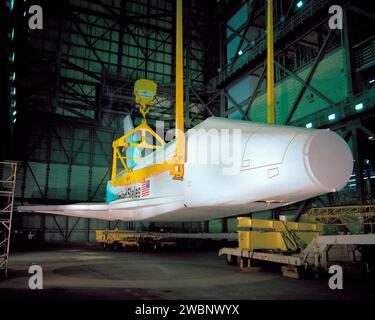 La maquette de la navette Pathfinder de la NASA a été testée dans le Vehicle Assembly Building du Kennedy Space Center pour le levage, l'ajustement de la plate-forme, la formation de l'équipage et la répétition post-atterrissage avant d'être exposée au Space and Rocket Center des États-Unis. Banque D'Images