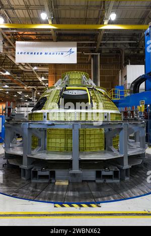 Les techniciens de Lockheed Martin à l'usine d'assemblage Michoud de la NASA à la Nouvelle-Orléans ont terminé la soudure finale sur le vaisseau sous pression du module d'équipage d'Orion pour Artemis II le 24 juillet 2018, préparant le vaisseau spatial pour sa première mission d'astronautes à voyager au-delà des précédents vols humains. Banque D'Images
