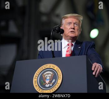 Le président Donald Trump s'exprime à l'intérieur du bâtiment d'assemblage de véhicules après le lancement d'une fusée SpaceX Falcon 9 transportant le vaisseau spatial Crew Dragon de la compagnie lors de la mission SpaceX Demo-2 de la NASA avec les astronautes de la NASA Robert Behnken et Douglas Hurley à bord, samedi 30 mai 2020, au Kennedy Space Center de la NASA en Floride. La mission SpaceX Demo-2 de la NASA est le premier lancement avec des astronautes du vaisseau spatial SpaceX Crew Dragon et de la fusée Falcon 9 vers la Station spatiale internationale dans le cadre du programme commercial Crew de l’agence. Le vol d’essai sert de démonstration de bout en bout du CRE de SpaceX Banque D'Images