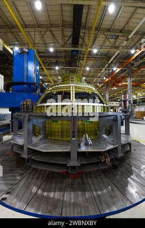 Le 24 juillet 2018, les techniciens de Lockheed Martin à l'usine de montage Michoud de la NASA à la Nouvelle-Orléans, en Louisiane, ont terminé la soudure finale sur le récipient sous pression du module d'équipage Orion pour Artemis II, le premier vol Orion avec des astronautes, conçu pour voyager plus loin dans le système solaire que les missions précédentes. Banque D'Images