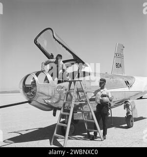 John Manke, pilote de recherche Armstrong (et futur directeur du centre), émerge du HL-10, le 10e atterrisseur horizontal de la NASA Langley. Banque D'Images