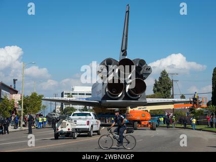 La navette spatiale Endeavour est vue alors qu'elle traverse la plus rue de Los Angeles sur son chemin vers sa nouvelle maison au California Science Center, vendredi 12 octobre 2012. Endeavour, construit en remplacement de la navette spatiale Challenger, a complété 25 missions, passé 299 jours en orbite et a orbité 4 671 fois sur Terre en parcourant 122 883 151 miles. À compter du 30 octobre, la navette sera exposée dans le Pavillon Endeavour de la navette spatiale Samuel Oschin du CSC, qui se lancera dans sa nouvelle mission de commémorer les réalisations passées dans l'espace et d'éduquer et d'inspirer les générations futures d'explorateurs. Banque D'Images