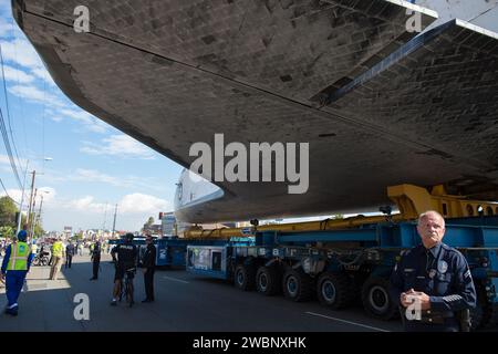 Endeavour traverse Inglewood, Californie, le 12 octobre 2012, en direction du California Science Center pour être exposé, après avoir accompli 25 missions et 4 671 orbites. Banque D'Images