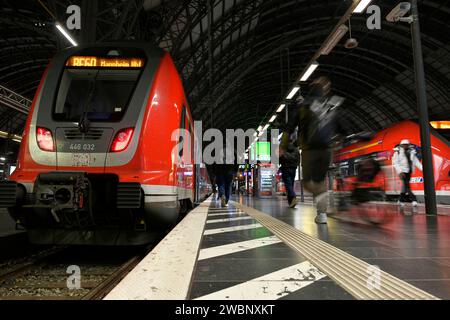 Lokführerstreik 11.01.2024 Befristeter GDL Streik der Gewerkschaft Deutscher Lokführer beeinträchtigt ÖPNV durch Zugausfälle BEI der Deutschen Bahn und S-Bahn vom 10.1. bis 12.1.2024 18 Uhr - laut Notfahrplan der Bahn sollen 20 Prozent der Züge fahren - hier Blick auf hetzende Reisende auf REGIO Bahn nach Mannheim im Hauptbahnhof Frankfurt main Hessen Deutschland *** grève des conducteurs de train 11 01 2024 grève temporaire de la GDL par le syndicat allemand des conducteurs de train affecte le public transport en raison d'annulations de trains sur Deutsche Bahn et S Bahn de 10 1 à 12 1 2024 6 heures selon la timeta d'urgence Banque D'Images