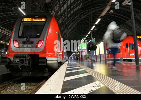 Lokführerstreik 11.01.2024 Befristeter GDL Streik der Gewerkschaft Deutscher Lokführer beeinträchtigt ÖPNV durch Zugausfälle BEI der Deutschen Bahn und S-Bahn vom 10.1. bis 12.1.2024 18 Uhr - laut Notfahrplan der Bahn sollen 20 Prozent der Züge fahren - hier Blick auf hetzende Reisende auf REGIO Bahn nach Mannheim im Hauptbahnhof Frankfurt main Hessen Deutschland *** grève des conducteurs de train 11 01 2024 grève temporaire de la GDL par le syndicat allemand des conducteurs de train affecte le public transport en raison d'annulations de trains sur Deutsche Bahn et S Bahn de 10 1 à 12 1 2024 6 heures selon la timeta d'urgence Banque D'Images