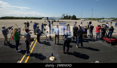 L’administrateur de la NASA Jim Bridenstine et le directeur du Kennedy Space Center Bob Cabana accueillent les astronautes de la NASA Robert Behnken, à gauche, et Douglas Hurley alors qu’ils arrivent à l’installation de lancement et d’atterrissage du Kennedy Space Center de la NASA avant la mission Demo-2 de SpaceX, mercredi 20 mai 2020, en Floride. La mission SpaceX Demo-2 de la NASA est le premier lancement avec des astronautes du vaisseau spatial SpaceX Crew Dragon et de la fusée Falcon 9 vers la Station spatiale internationale dans le cadre du programme commercial Crew de l’agence. Le test en vol servira de démonstration de bout en bout du système de transport de l’équipage de SpaceX. B Banque D'Images