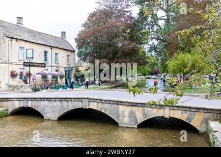 Bourton on the Water, cotswold village avec la rivière windrush passant sous le pont de pierre bas à côté du pub Kingsbridge, Angleterre, Royaume-Uni, 2023 Banque D'Images