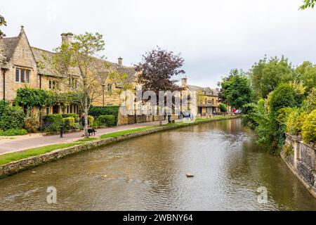 Bourton on the Water, village idyllique de cotswold avec la rivière windrush qui coule à travers le village après cotswold maisons en pierre, Angleterre, Royaume-Uni, 2023 Banque D'Images