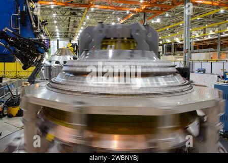 Les techniciens de l'usine de montage Michoud de la NASA à la Nouvelle-Orléans ont effectué des travaux de soudure conique sur le récipient sous pression du module d'équipage Artemis i Orion le 9 décembre 2015, pour l'assemblage SLS. Banque D'Images