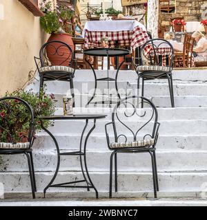 Tables et chaises de café installées sur un escalier à Athènes, Grèce Banque D'Images
