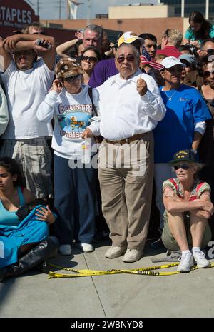 Les spectateurs sont vus alors qu’ils regardent la navette spatiale Endeavour qui passe sur son chemin vers son nouveau domicile au California Science Center à Los Angeles, le vendredi 12 octobre 2012. Endeavour, construit en remplacement de la navette spatiale Challenger, a complété 25 missions, passé 299 jours en orbite et a orbité 4 671 fois sur Terre en parcourant 122 883 151 miles. À compter du 30 octobre, la navette sera exposée dans le Pavillon Endeavour de la navette spatiale Samuel Oschin du CSC, qui se lancera dans sa nouvelle mission de commémorer les réalisations passées dans l'espace et d'éduquer et d'inspirer les générations futures d'explorateurs. Banque D'Images