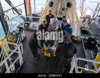 Les astronautes de la NASA Douglas Hurley et Robert Behnken ont été récupérés dans le golfe du Mexique au large de Pensacola, en Floride, le 2 août 2020, après le vol d'essai Demo-2 du SpaceX Crew Dragon Endeavour. La mission, qui fait partie du programme commercial Crew Program de la NASA, a livré des astronautes à la Station spatiale internationale et les a renvoyés en toute sécurité sur Terre après 64 jours dans l'espace, marquant le premier vol opérationnel d'un engin spatial construit commercialement pour le transport d'équipage de la NASA. Banque D'Images
