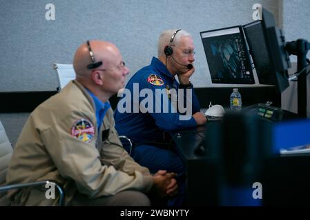 Stephen Koerner, directeur de la Direction des opérations aériennes au Johnson Space Center de la NASA, à gauche, et Pat Forrester, chef du bureau des astronautes de la NASA, surveillez le compte à rebours du lancement d’une fusée SpaceX Falcon 9 transportant le vaisseau spatial Crew Dragon de la société sur la mission SpaceX Demo-2 de la NASA avec les astronautes Robert Behnken et Douglas Hurley à bord, le samedi 30 mai 2020, dans la salle de tir quatre du Launch Control Center du Kennedy Space Center de la NASA en Floride. La mission SpaceX Demo-2 de la NASA est le premier lancement avec des astronautes du vaisseau spatial SpaceX Crew Dragon et du Rocke Falcon 9 Banque D'Images