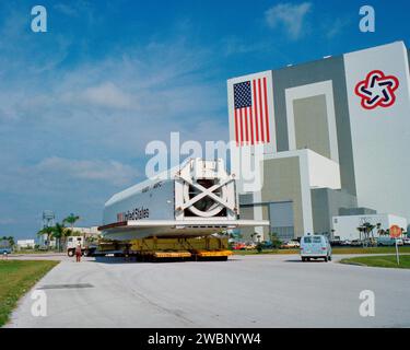 La maquette de la navette Pathfinder a été déplacée du bassin de virage au bâtiment d'assemblage de véhicules du Kennedy Space Center le 5 avril 1978. Construit au Marshall Space Flight Center, il prend en charge les contrôles d'ajustement de la plate-forme, la formation de l'équipage et les répétitions post-atterrissage avant d'être exposé plus tard à Tokyo et placé de manière permanente au Space and Rocket Center des États-Unis. Banque D'Images