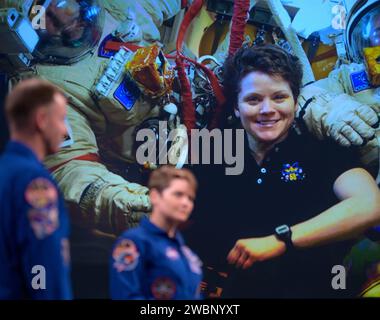 Les astronautes de la NASA Nick Hague et Anne McClain parlent de leurs expériences à bord de la Station spatiale internationale, mardi 14 janvier 2020, au Smithsonian National Air and Space Museum à Washington. La Haye a récemment passé 203 jours à vivre et à travailler à bord de la Station spatiale internationale dans le cadre des expéditions 59 et 60. McClain a récemment passé 204 jours à vivre et à travailler à bord de la Station spatiale internationale dans le cadre des expéditions 58 et 59. Banque D'Images