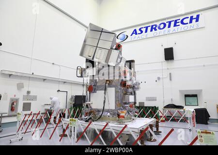 L’observatoire PACE de la NASA est traité sur une table d’inclinaison Aronson à Astrotech près du Kennedy Space Center le 4 décembre 2023, pour un lancement de Falcon 9 en 2024 afin de poursuivre les observations de l’océan, des aérosols, des nuages et de la qualité de l’air. Banque D'Images