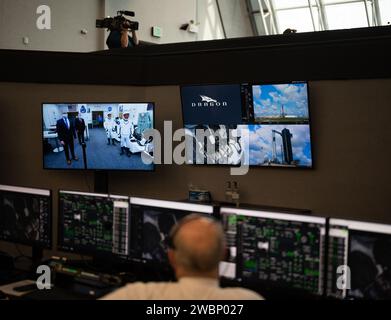 Les astronautes de la NASA Robert Behnken et Douglas Hurley sont vus après un costume avec l'administrateur de la NASA Jim Bridenstine et l'administrateur adjoint de la NASA Jim Morhard dans le Neil A. Armstrong Operations and Checkout Building sur un moniteur à l'intérieur de la salle de tir quatre avant de partir pour le complexe de lancement 39a, le samedi 30 mai 2020, au Launch Control Center du Kennedy Space Center de la NASA en Floride. La mission SpaceX Demo-2 de la NASA est le premier lancement avec des astronautes du vaisseau spatial SpaceX Crew Dragon et de la fusée Falcon 9 vers la Station spatiale internationale dans le cadre du programme commercial Crew de l’agence. Le bouton Banque D'Images