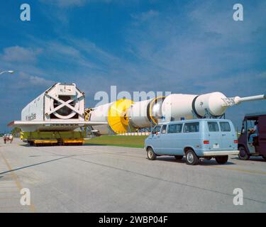 Pathfinder, la maquette de la navette spatiale, a été transportée du Turn Basin au Vehicle Assembly Building du Kennedy Space Center le 5 avril 1978, pour des contrôles d'ajustement, la formation de l'équipage et la répétition post-atterrissage avant d'être éventuellement exposée au Space and Rocket Center des États-Unis. Banque D'Images