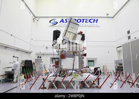 Les techniciens préparent le satellite PACE de la NASA à Astrotech près du Kennedy Space Center le 4 décembre 2023, pour un lancement SpaceX Falcon 9 en 2024 afin d’étendre les observations des écosystèmes océaniques, des aérosols atmosphériques, des nuages et de la qualité de l’air. Banque D'Images
