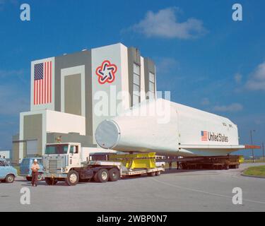 La maquette de la navette Pathfinder est transportée du Turn Basin au Vehicle Assembly Building au Kennedy Space Center le 5 avril 1978, pour la formation de l'équipage, les vérifications d'ajustement et la répétition avant l'exposition au Space and Rocket Center des États-Unis. Banque D'Images