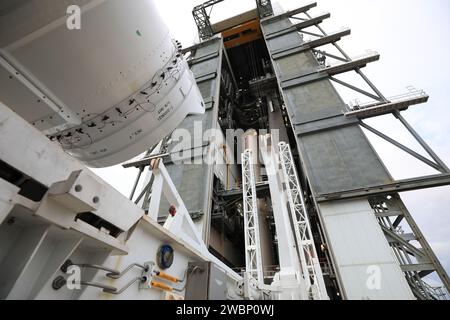 Le deuxième des quatre propulseurs de fusée à solide (SRB) pour la fusée Atlas V 541 de la United Launch Alliance pour la mission Mars 2020 de la NASA avec le rover Perseverance arrive à l’installation d’intégration verticale (vif) du complexe de lancement spatial 41 de la station aérienne Cape Canaveral (CCAFS) en Floride le 3 juin, 2020. Le SRB sera préparé pour le levage et l'accouplement au booster Atlas V dans le vif. Le lancement du rover Perseverance Mars est prévu pour le 20 juillet 2020, au sommet de la fusée Atlas V depuis Pad 41. Le rover fait partie du programme d’exploration de Mars de la NASA, un effort à long terme d’exploration robotique du Red Pla Banque D'Images