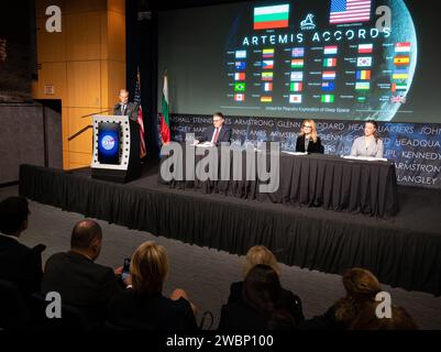 Lors de la signature des accords d'Artemis au siège de la NASA le 9 novembre 2023, Bill Nelson prononça des remarques tandis que l'ambassadeur bulgare Georgi Panayotov, la ministre Milena Stoycheva et la secrétaire adjointe américaine Sonata Coulter observaient. La Bulgarie est devenue le 32e signataire des accords d'Artemis soutenant la coopération spatiale internationale. Banque D'Images
