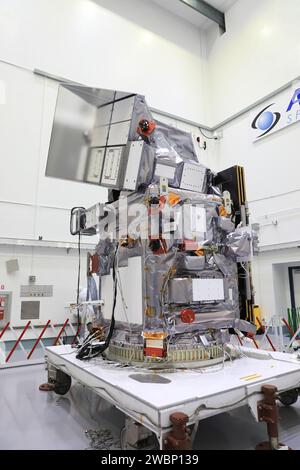 Des techniciens inspectent et traitent l’observatoire PACE de la NASA sur une table d’inclinaison Aronson à Astrotech près du Kennedy Space Center le 4 décembre 2023, en prévision d’un lancement de SpaceX Falcon 9 en 2024 pour faire progresser les observations mondiales de la qualité des océans, des aérosols, des nuages et de l’air. Banque D'Images