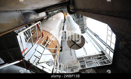 Dans cette vue, regardant à l'intérieur de l'installation d'intégration verticale du complexe de lancement spatial 41 à la base aérienne de Cape Canaveral en Floride, le deuxième des quatre propulseurs de fusée solide (SRB) pour la fusée Atlas V 541 de United Launch Alliance est abaissé par grue en position le 3 juin 2020. Le SRB sera couplé au booster Atlas V. Le lancement de la mission Mars 2020 de la NASA avec le rover Perseverance est prévu pour le 20 juillet 2020, au sommet de la fusée Atlas V depuis Pad 41. Le rover fait partie du programme d’exploration de Mars de la NASA, un effort à long terme d’exploration robotique de la planète rouge. Le rover est de sept pouces Banque D'Images