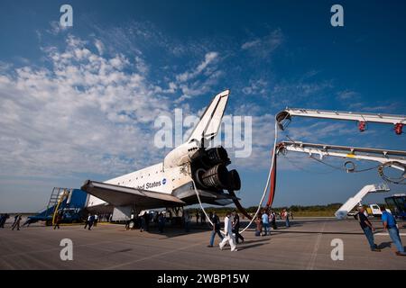 Le personnel de la NASA et de l'entrepreneur travaillent sur la navette spatiale Atlantis au Kennedy Space Center Shuttle Landing Facility (SLF) peu après l'atterrissage d'Atlantis (STS-135) tôt jeudi matin, le 21 juillet 2011, à Cape Canaveral, en Floride. Au total, Atlantis a passé 307 jours dans l'espace et a parcouru près de 126 millions de kilomètres au cours de ses 33 vols. Atlantis, le quatrième orbiteur construit, a lancé sa première mission le 3 octobre 1985. Banque D'Images