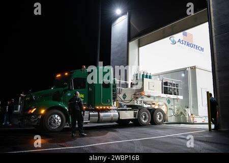 L’engin spatial d’observation PACE de la NASA est arrivé à Astrotech Space Operations Facility près du Kennedy Space Center, en Floride, le 14 novembre 2023. Expédié depuis le Goddard Space Flight Center, PACE est prévu pour le 30 janvier 2024, à bord d'un SpaceX Falcon 9 au départ de SLC-40, Cape Canaveral. L’APCE étudiera le phytoplancton, la santé des océans, l’échange de dioxyde de carbone, la qualité de l’air et le climat de la Terre à l’aide de ses instruments scientifiques. Banque D'Images