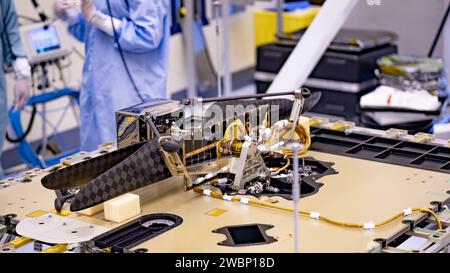 L’hélicoptère mars de la NASA a été installé sur le rover Perseverance au Kennedy Space Center le 6 avril 2020, pour les futurs essais en vol sur mars. Perseverance devrait atterrir le 18 février 2021, avec un lancement à bord d’une fusée Atlas V 541 ciblée en juillet-août 2020 depuis Cape Canaveral. Banque D'Images