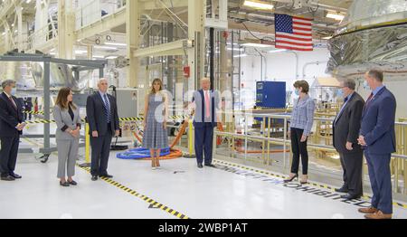 Le président Trump, la première dame Melania Trump, le vice-président Mike Pence et des responsables de la NASA ont visité la capsule Artemis I au Kennedy Space Center le 27 mai 2020, avant que les astronautes Robert Behnken et Douglas Hurley embarquent à bord de SpaceX Crew Dragon pour la mission Demo-2 à destination de la Station spatiale internationale. Banque D'Images