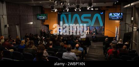 Shelly Tan, Richard Danne, Michael Bierut, Bert Ulrich et Julia Heiser ont participé à une table ronde lors d'un événement de dédicace pour le logotype de ver de la NASA le 6 novembre 2023, au siège de la NASA Mary W. Jackson, Washington, D.C. Banque D'Images