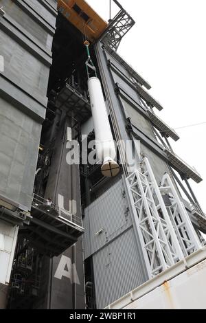 Une grue est utilisée pour soulever le deuxième des quatre propulseurs propulseurs solides (SRB) de la fusée Atlas V 541 de l'United Launch Alliance dans l'installation d'intégration verticale (vif) du complexe de lancement spatial 41 de la Station aérienne de Cape Canaveral (CCAFS) en Floride le 3 juin 2020. Le SRB sera soulevé et accouplé au booster Atlas V dans le vif. Le lancement de la mission Mars 2020 de la NASA avec le rover Perseverance est prévu pour le 20 juillet 2020, au sommet de la fusée Atlas V depuis Pad 41. Le rover fait partie du programme d’exploration de Mars de la NASA, un effort à long terme d’exploration robotique de la planète rouge. Le rover est sept Banque D'Images