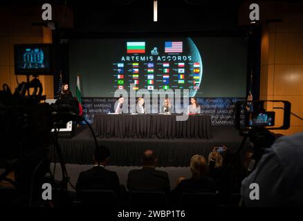 La ministre Milena Stoycheva a prononcé une allocution lors de la signature des accords d'Artemis le 9 novembre 2023, au siège de la NASA Mary W. Jackson à Washington. Jackie McGuinness, secrétaire de presse de la NASA, Georgi Panayotov, Bill Nelson, administrateur de la NASA, et Sonata Coulter, secrétaire adjointe adjointe, étaient présents. La Bulgarie est devenue le 32e pays à signer les accords de coopération dans le cadre du programme Artemis de la NASA. Banque D'Images